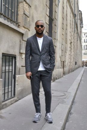 Comment associer et porter un pantalon homme avec des baskets ?