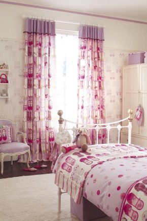 Pink curtains in the interior of the bedroom