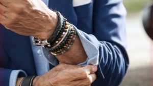 Sur quelle main les hommes portent-ils le bracelet et comment est-il réglementé ?