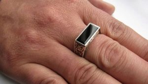 La bague du majeur d'un homme : qu'est-ce que cela signifie et qui la porte ?