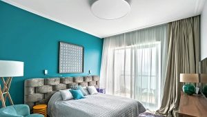 Papier peint turquoise à l'intérieur de la chambre