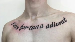 Variété de tatouages ​​​​pour hommes sous forme d'inscriptions sur le sternum