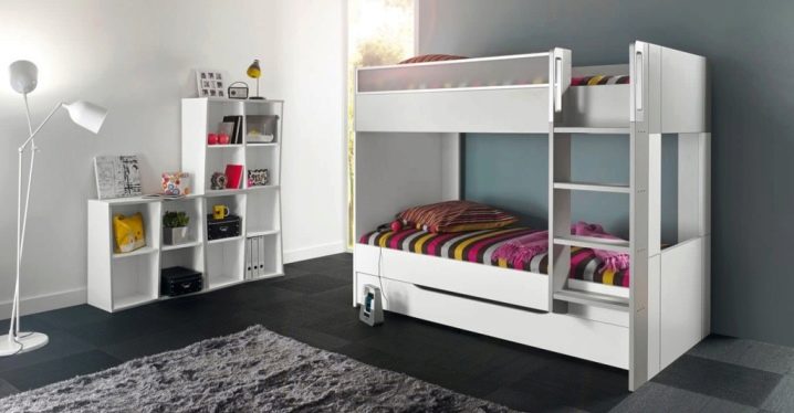 Mga puting bunk bed sa interior