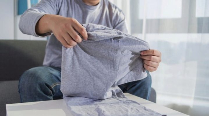 Comment plier joliment un T-shirt dans un placard ?