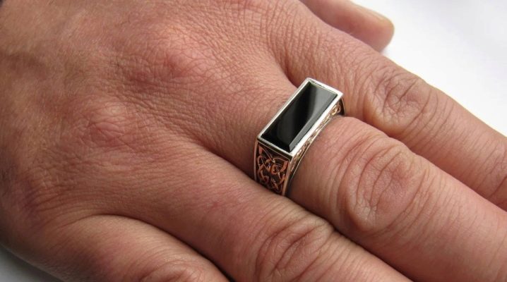 La bague du majeur d'un homme : qu'est-ce que cela signifie et qui la porte ?