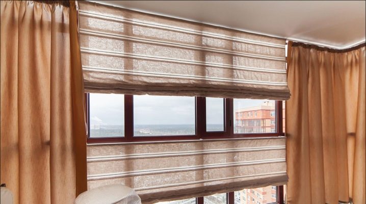 Ang Roman blinds sa balkonahe at loggia