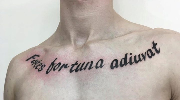 Variété de tatouages ​​​​pour hommes sous forme d'inscriptions sur le sternum