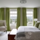 What are green curtains for the bedroom and how to choose them?