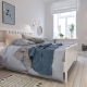 Letto in stile scandinavo all'interno della camera da letto