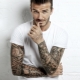 Tatouage noir et blanc pour homme en forme de manche